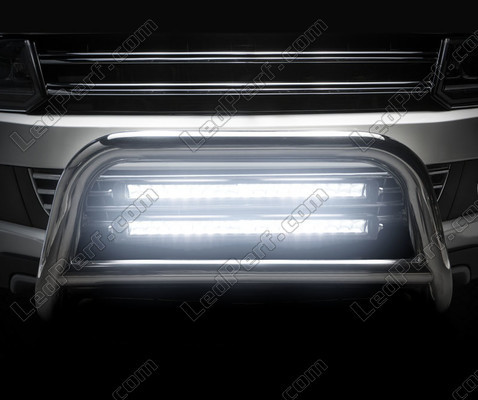 Visión detallada de la barra de led Osram LEDriving® LIGHTBAR FX500-CB iluminada