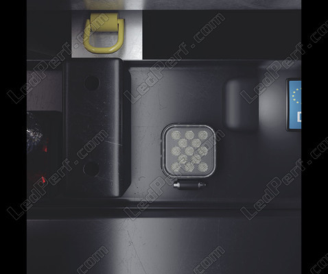 Ejemplo de instalación con luz de marcha atrás de led Osram LEDriving Reversing FX120S-WD - Cuadrado