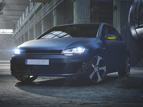Volkswagen Golf (VII) vista frontal equipada con intermitentes dinámicos Osram LEDriving® para retrovisores